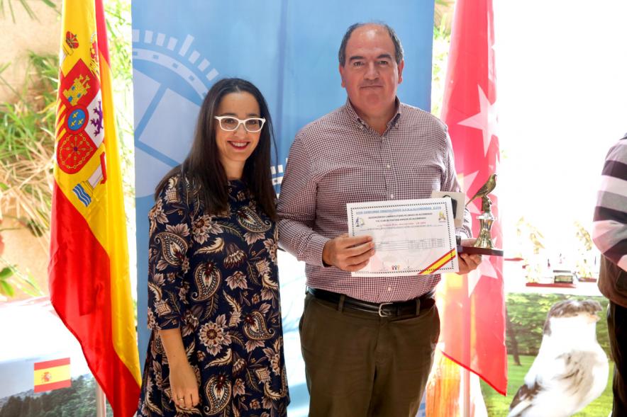 Concejala Cristina Martínez, haciendo entrega del trofeo al participante - 2019
