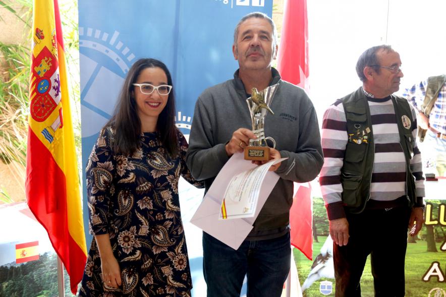 Concejala Cristina Martínez, haciendo entrega del trofeo al participante - 2019