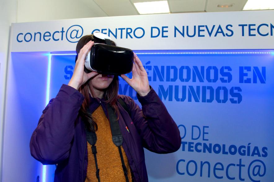Visita Espacio Realidad Virtual en Conect@ - Imagen de una joven probando un simulador virtual.