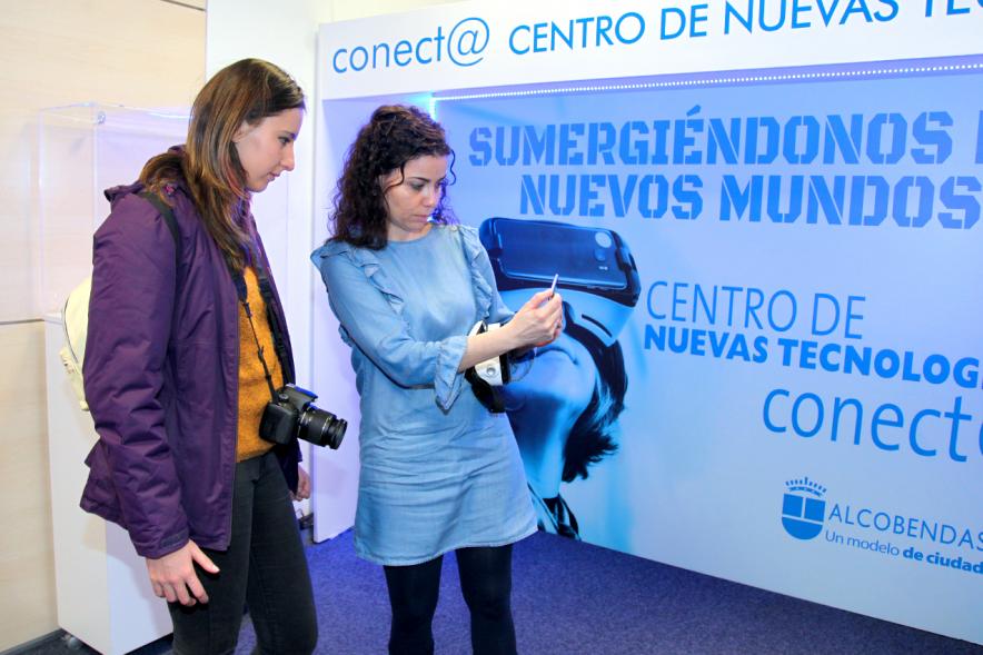 Visita Espacio Realidad Virtual en Conect@ - Imagen de dos jóvenes frente al cartel promocional.