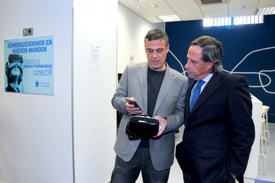 Visita Espacio Realidad Virtual en Conect@ - Imagen del alcalde con un responsable de Conecta.
