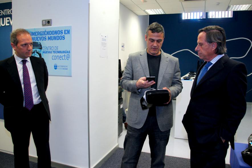 Visita Espacio Realidad Virtual en Conect@ - Las autoridades con el reponsable de Conecta.