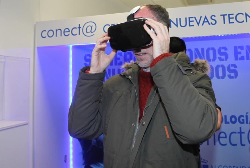 Visita Espacio Realidad Virtual en Conect@ - Un participante con las gafas virtuales.
