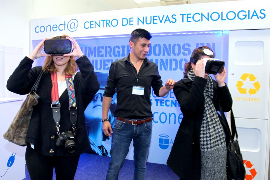 Visita Espacio Realidad Virtual en Conect@ -Un participante con las gafas virtuales.