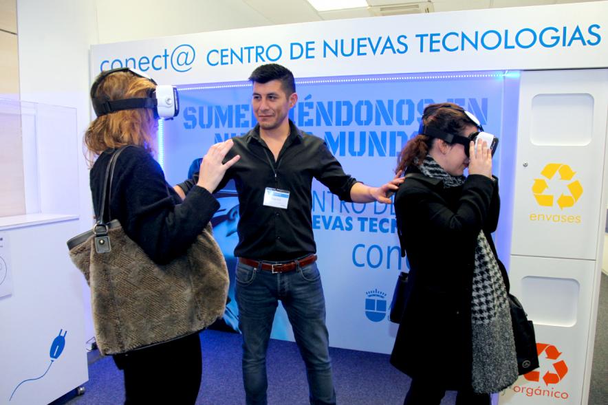 Visita Espacio Realidad Virtual en Conect@ - Dos  visitantes con las gafas virtuales.