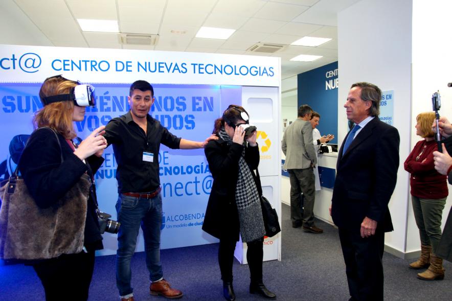 Visita Espacio Realidad Virtual en Conect@ - El alcalde con las  jóvenes con gafas virtuales.