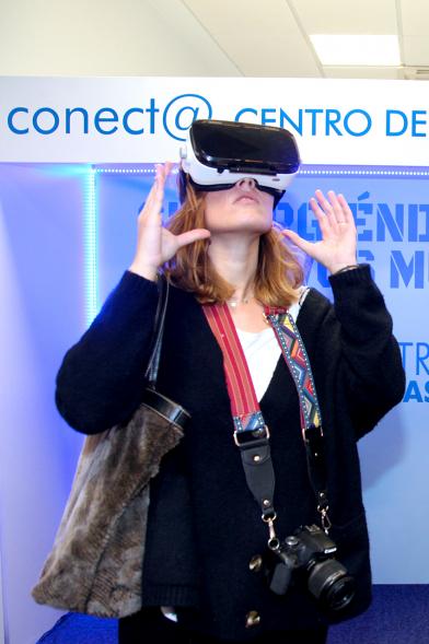 Visita Espacio Realidad Virtual en Conect@ - Una joven con las gafas virtuales puestas.