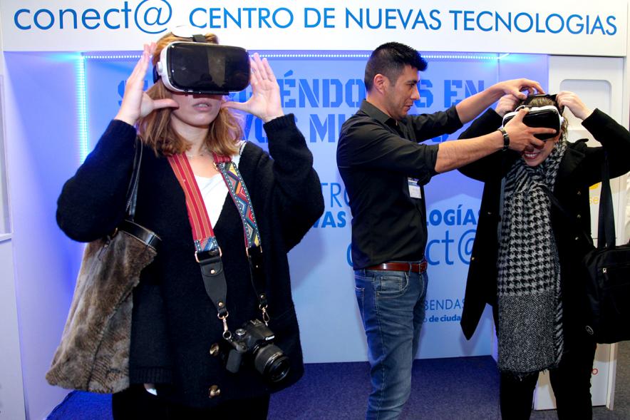 Visita Espacio Realidad Virtual en Conect@ - Dos  joven con las gafas virtuales puestas.