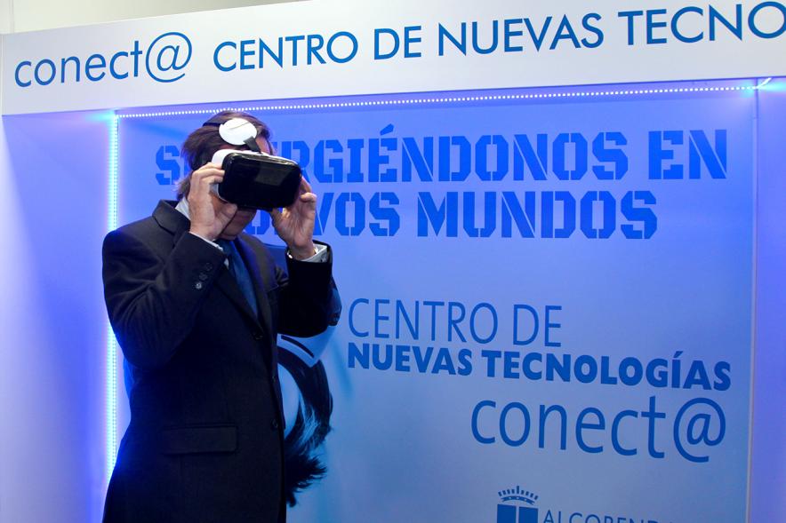 Visita Espacio Realidad Virtual en Conect@ - Unajoven con las gafas virtuales puestas.