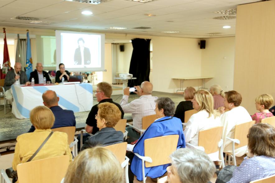 Día de las Letras Gallegas - Conferencia Vida y Obras de María Victoria Moreno -  Imagen lateral de los ponentes y el público.