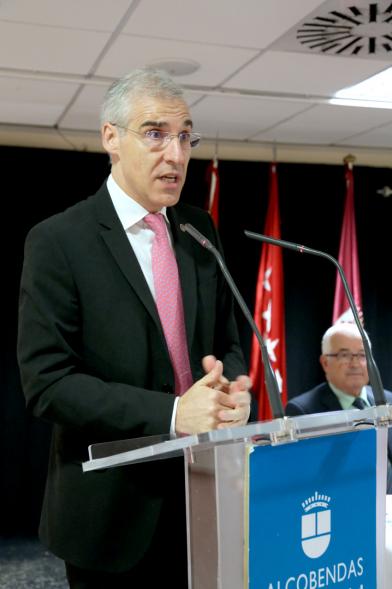Ciclo de Conferencias de la Xuntanza de Galegos - Imagen de una persona dirigiéndose al público asistente.