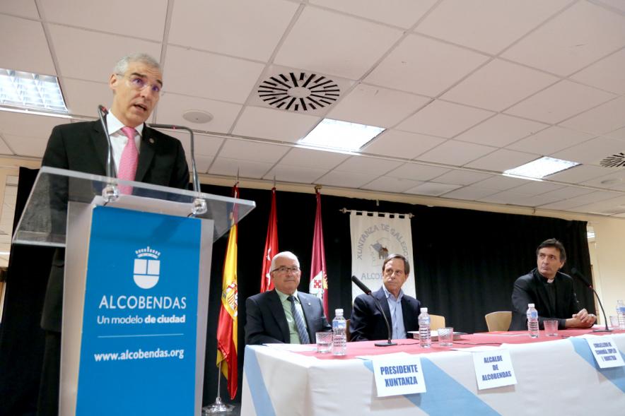 Ciclo de Conferencias de la Xuntanza de Galegos - Imagen de una persona dirigiéndose al público asistente.