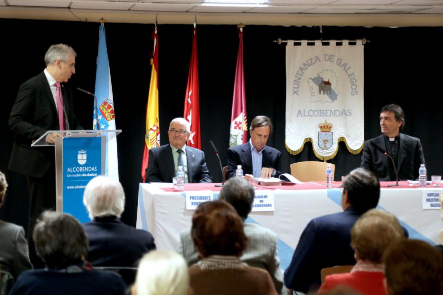 Ciclo de Conferencias de la Xuntanza de Galegos - Imagen de una persona dirigiéndose al público asistente.
