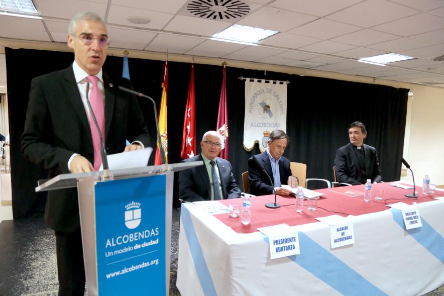 Ciclo de Conferencias de la Xuntanza de Galegos - Imagen de una persona dirigiéndose al público asistente.