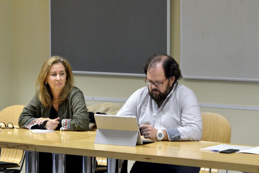 Reunión del Consejo Social de la Ciudad 01/12/17 - Imagen de dos personas en la mesa, que presiden la reunión.