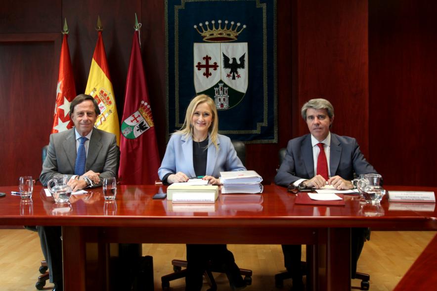 Celebración del Consejo de Gobierno de la Comunidad de Madrid - Imagen de la presidenta de la Comunidad Cristina Cifuentes, el alcalde de Alcobendas García de Vinuesa y otra persona.