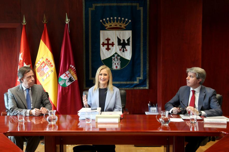 Celebración del Consejo de Gobierno de la Comunidad de Madrid - Imagen de la presidenta de la Comunidad Cristina Cifuentes, el alcalde de Alcobendas García de Vinuesa y otra persona.