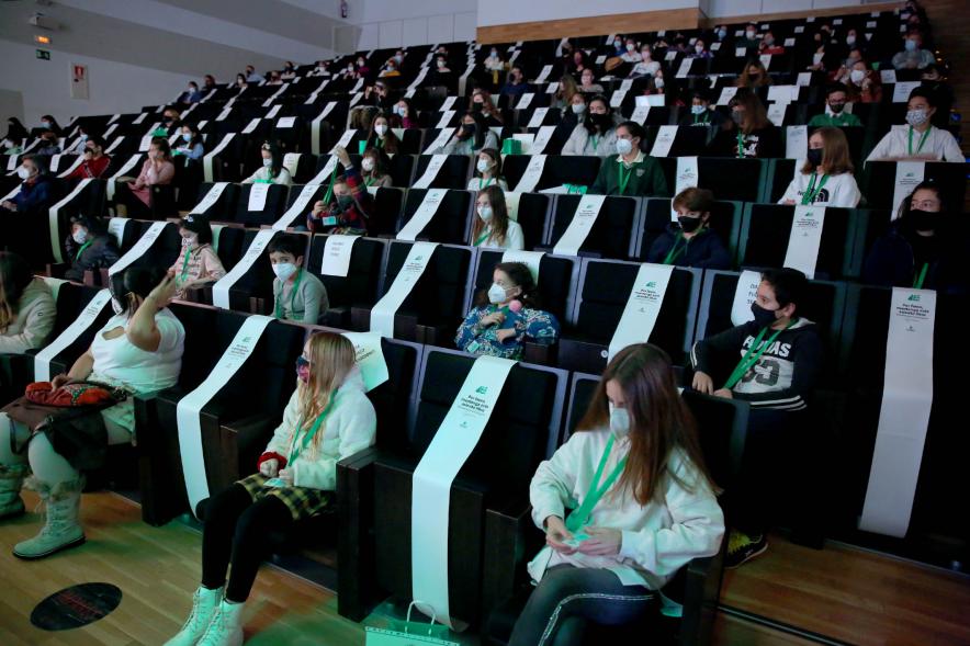 Nuevo Consejo de la Infancia y Adolescencia - Imagen del auditorio, con las medidas de seguridad,  ocupado por los alumnos.