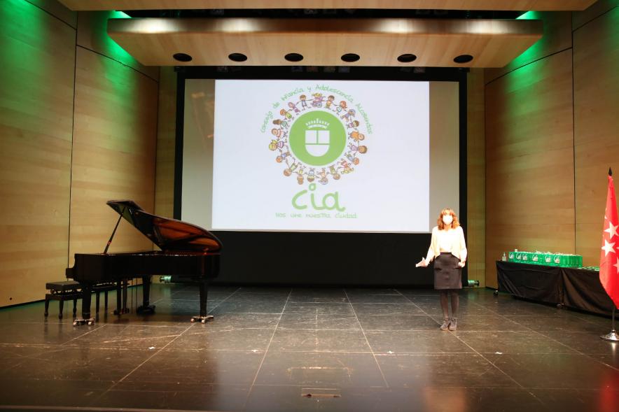 Nuevo Consejo de la Infancia y Adolescencia - Panorámica del escenario con la proyección en la pantalla del nombre del evento.