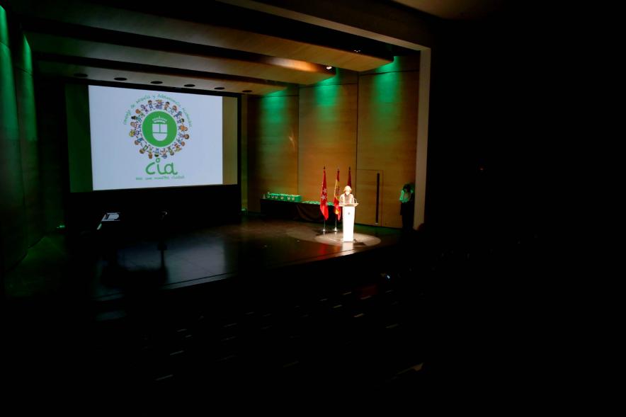 Nuevo Consejo de la Infancia y Adolescencia - Imagen de Ofelia Culebradas, responsable municipal de juventud y del cartel proyectado del acto.  