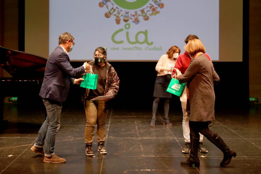 Nuevo Consejo de la Infancia y Adolescencia -  Plano de la entrega de premios a los jóvenes por las autoridades municipales.