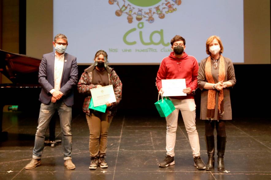 Nuevo Consejo de la Infancia y Adolescencia -  Imagen del alcalde Sánchez Acera, Ofelia Culebradas, responsable de juventud, con dos jóvenes premiados.