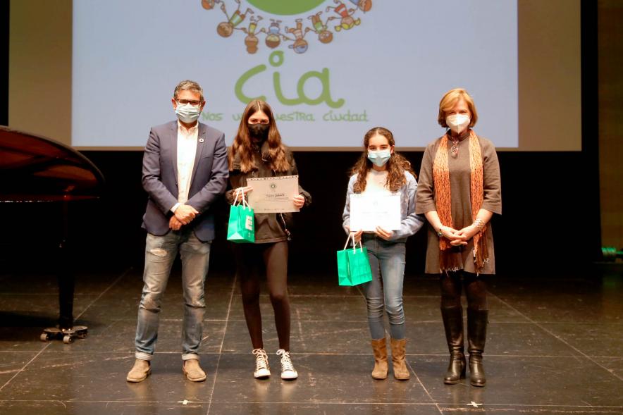 Nuevo Consejo de la Infancia y Adolescencia - Imagen del alcalde Sánchez Acera, Ofelia Culebradas, responsable de juventud, con dos jóvenes premiados.