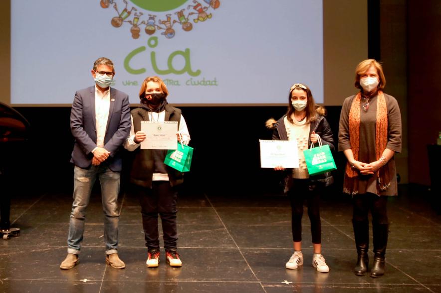 Nuevo Consejo de la Infancia y Adolescencia -  Imagen del alcalde Sánchez Acera, Ofelia Culebradas, responsable de juventud, con dos jóvenes premiados.