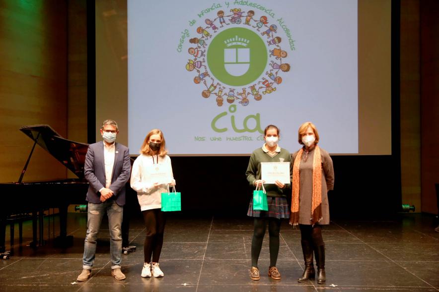 Nuevo Consejo de la Infancia y Adolescencia - Imagen del alcalde Sánchez Acera, Ofelia Culebradas, responsable de juventud, con dos jóvenes premiados.