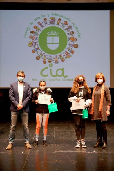 Nuevo Consejo de la Infancia y Adolescencia -  Imagen del alcalde Sánchez Acera, Ofelia Culebradas, responsable de juventud, con dos jóvenes premiados.