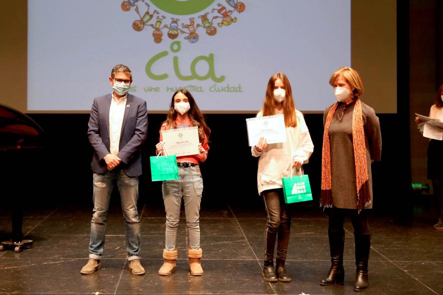 Nuevo Consejo de la Infancia y Adolescencia -  Imagen del alcalde Sánchez Acera, Ofelia Culebradas, responsable de juventud, con dos jóvenes premiados.