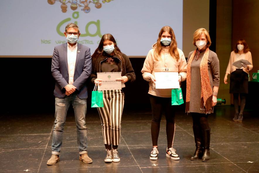Nuevo Consejo de la Infancia y Adolescencia -  Imagen del alcalde Sánchez Acera, Ofelia Culebradas, responsable de juventud, con dos jóvenes premiados.