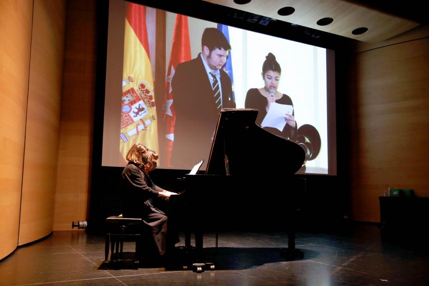 Nuevo Consejo de la Infancia y Adolescencia - Imagen de dos jóvenes al piano,  la pantalla con la imagen de anteriores consejos de infancia.