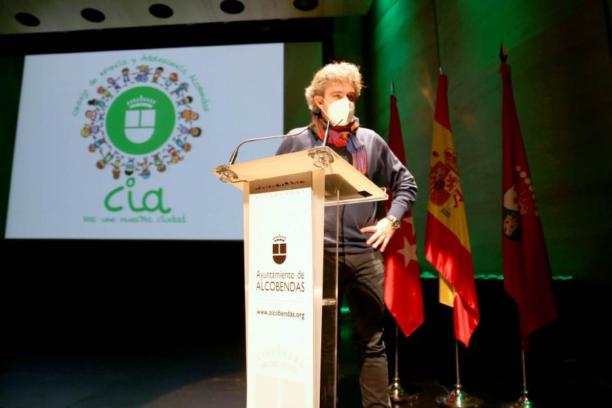 Nuevo Consejo de la Infancia y Adolescencia - Primer plano del  responsable del Consejo de Infancia dando un discurso.