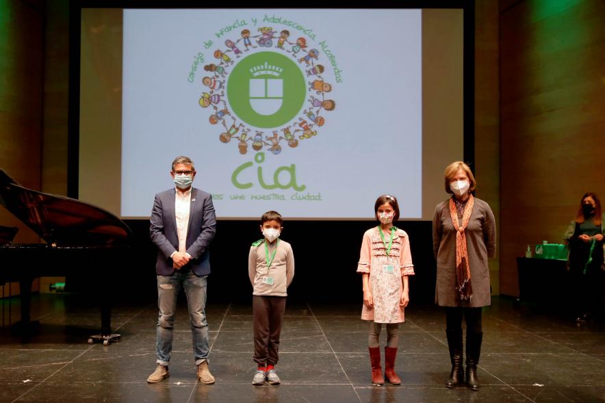 Nuevo Consejo de la Infancia y Adolescencia - Posado del alcalde Sánchez Acera, Ofelia Culebradas, responsable de juventud  y dos  niños del Consejo.
