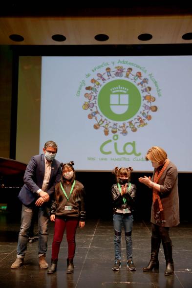 Nuevo Consejo de la Infancia y Adolescencia -  Posado del alcalde Sánchez Acera, Ofelia Culebradas, responsable de juventud,  y dos  niños del Consejo.