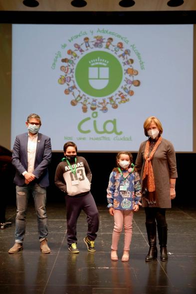Nuevo Consejo de la Infancia y Adolescencia -  Posado del alcalde Sánchez Acera, Ofelia Culebradas, responsable de juventud  y dos  niños del Consejo.