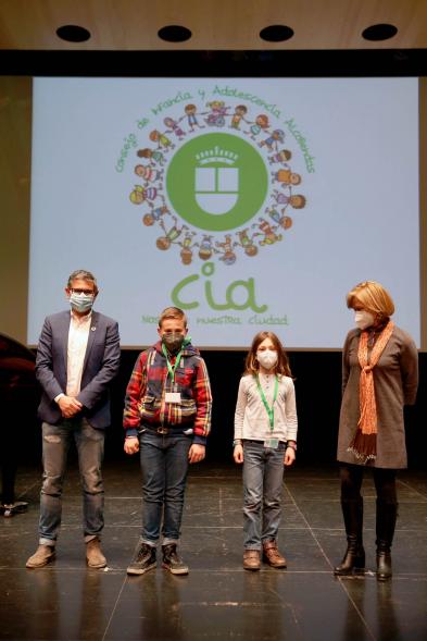 Nuevo Consejo de la Infancia y Adolescencia -  Posado del alcalde Sánchez Acera, Ofelia Culebradas, responsable de juventud,  dos  niños del Consejo.