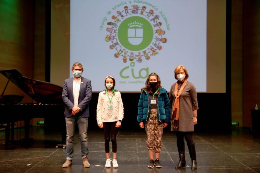 Nuevo Consejo de la Infancia y Adolescencia -  Posado del alcalde Sánchez Acera, Ofelia Culebradas, responsable de juventud,  dos  niñas del Consejo.