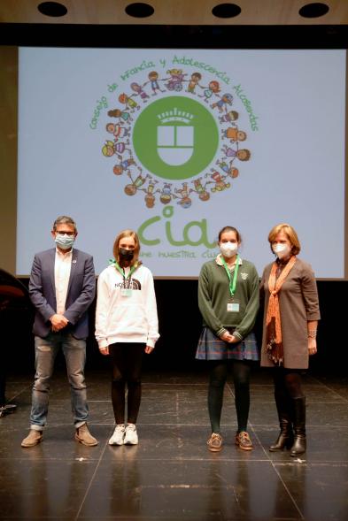 Nuevo Consejo de la Infancia y Adolescencia - Posado del alcalde Sánchez Acera, Ofelia Culebradas, responsable de juventud,  dos  niñas del Consejo.