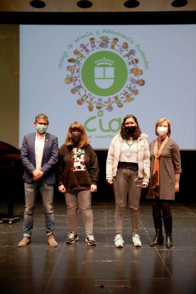 Nuevo Consejo de la Infancia y Adolescencia -Posado del alcalde Sánchez Acera, Ofelia Culebradas, responsable de juventud,  dos jóvenes del Consejo.