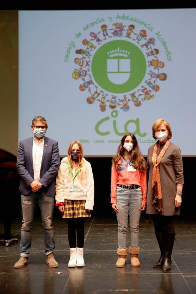 Nuevo Consejo de la Infancia y Adolescencia - Posado del alcalde Sánchez Acera, Ofelia Culebradas, responsable de juventud,  dos jóvenes del Consejo.