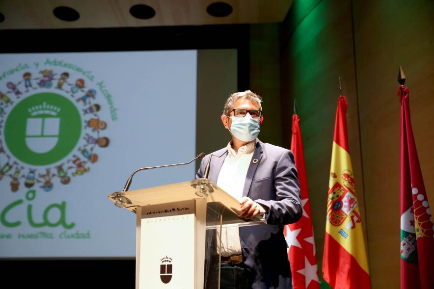 Nuevo Consejo de la Infancia y Adolescencia - Primer plano del alcalde Sanchez Acera, dudando un dsicurso.