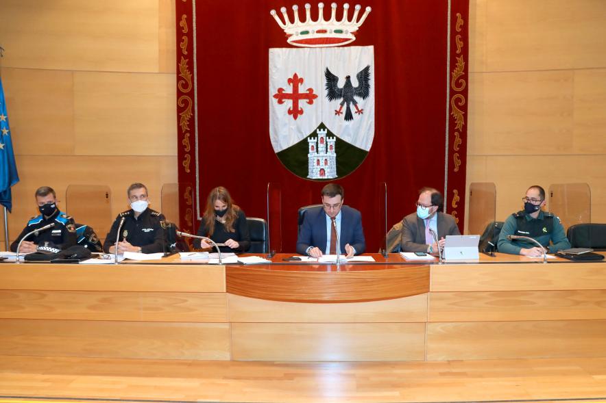 Mesa principal durante la reunión de seguridad