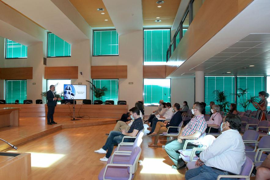 Reunión Extraordinaria del Consejo Social de la Ciudad - Imagen lejana de un miembro de Consejo Social de la Ciudad en un momento de su intervención.