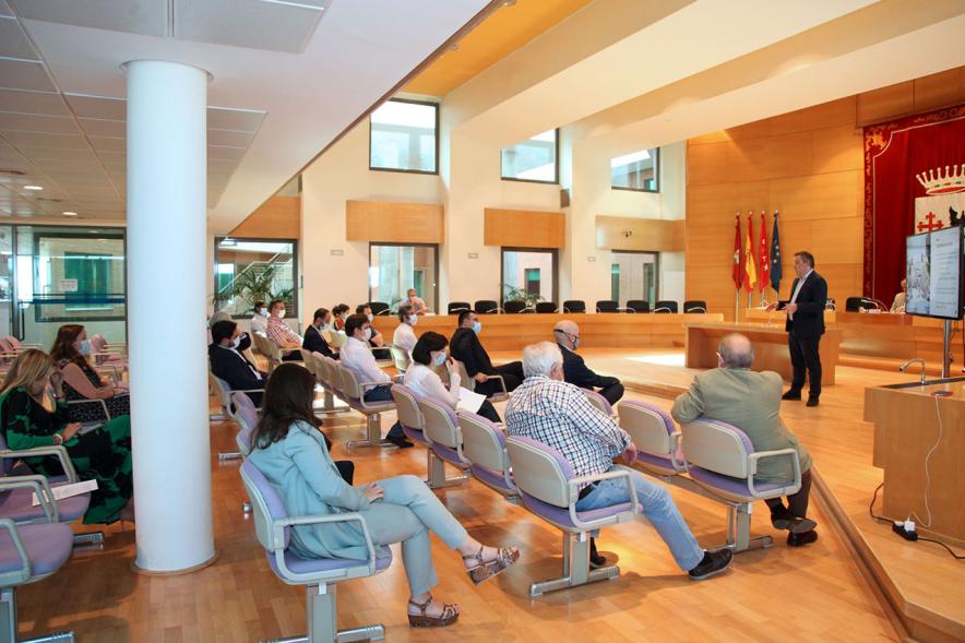 Reunión Extraordinaria del Consejo Social de la Ciudad - Imagen panorámica del Salón de Plenos del Ayuntamiento donde se celebra  la reunión del Consejo Social de la Ciudad.