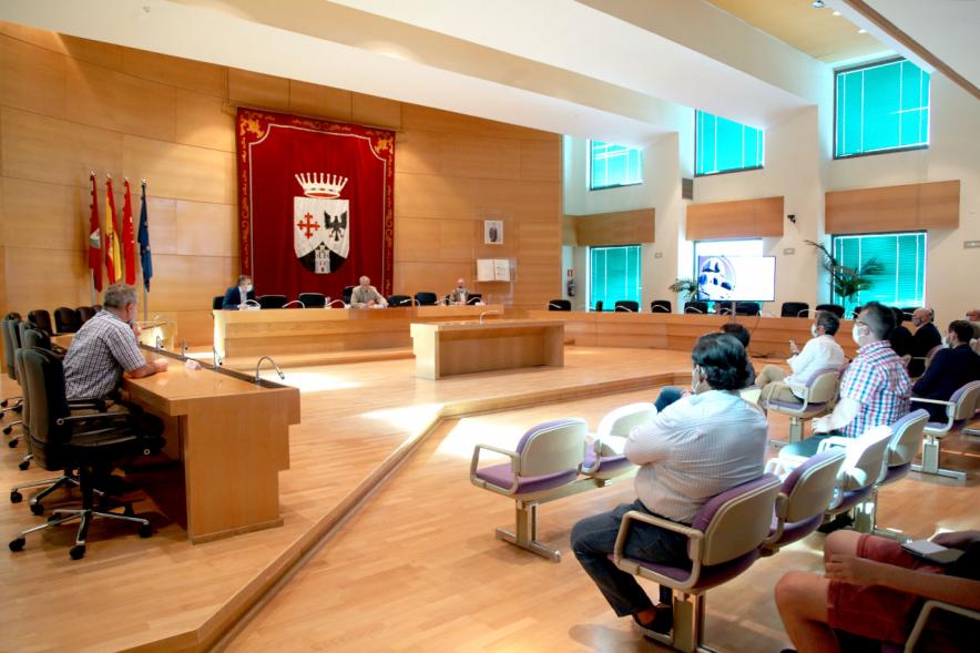 Reunión Extraordinaria del Consejo Social de la Ciudad - Imagen panorámica del Salón de Plenos del Ayuntamiento donde se celebra  la reunión del Consejo Social de la Ciudad.