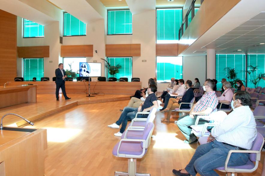 Reunión Extraordinaria del Consejo Social de la Ciudad - Imagen lejana de un miembro de Consejo Social de la Ciudad en un momento de su intervención.