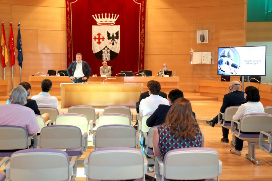 Reunión Extraordinaria del Consejo Social de la Ciudad - Imagen panorámica del Salón de Plenos del Ayuntamiento donde se celebra  la reunión del Consejo Social de la Ciudad.
