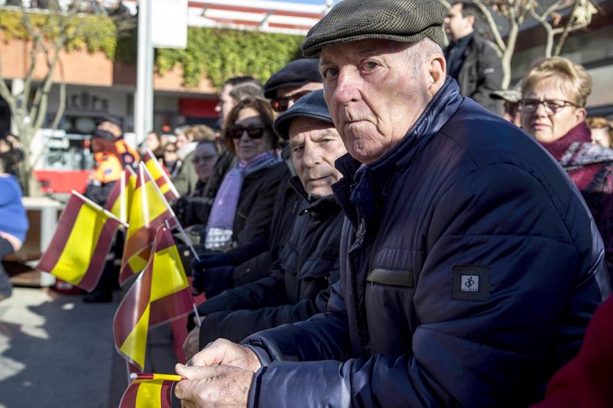 Detalle asistentes al acto con banderines